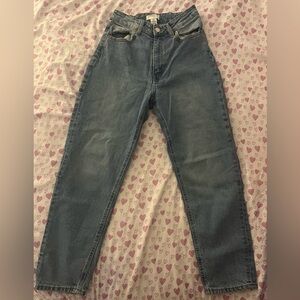 H&M Trendy Lightwash Highrise Mom Jeans